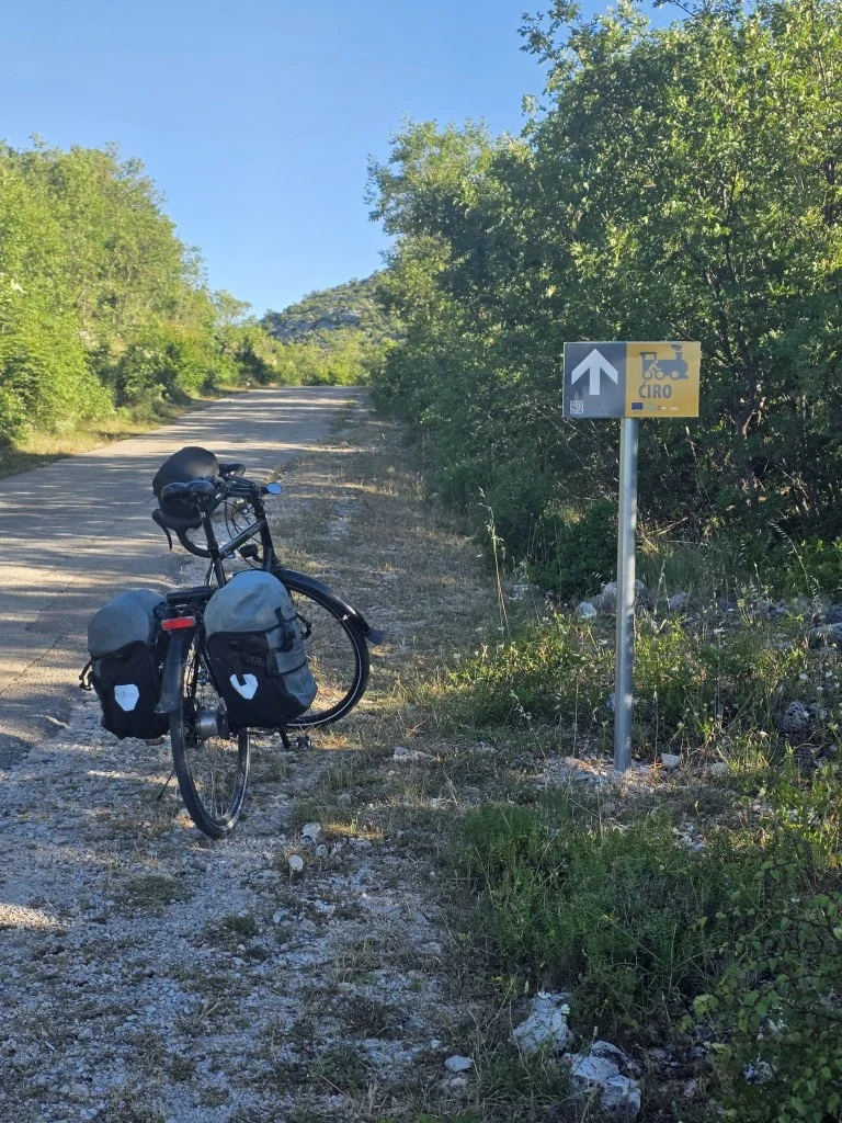 A vivente bikes standing next to the Ciry trail sign.