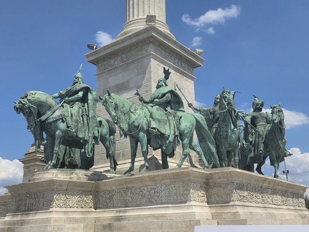 A statue of horses and soldiers.